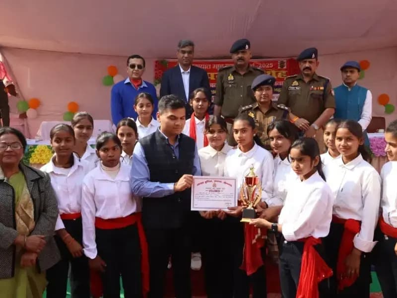 Sonbhadra News: यातायात जागरूकता माह नवंबर 2025 का समापन, एसपी सोनभद्र ने उत्कृष्ट कर्मियों, 24 गुड-सेमेरिटन को किया सम्मानित.