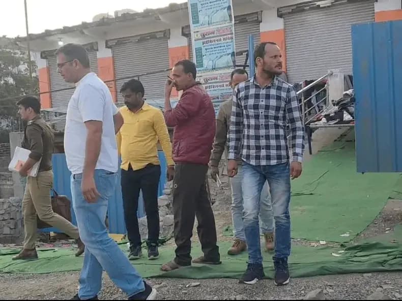 Sonbhadra News: कपड़े की दुकान पर हरियाणा पुलिस की रेड, कई राज्यों में फैले लाखों की साइबर ठगी नेटवर्क का हो सकता है खुलासा.