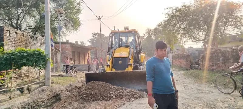 Chandauli News: यूपी पुलिस के जवान ने निजी खर्च से जलजमाव वाली सड़क को कराया दुरुस्त.