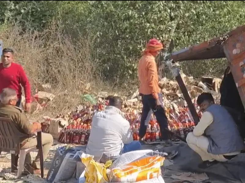 Sonbhadra News: अवैध शराब से लदा ट्रक पलटा, हजारों बोतलें बरामद, फर्जी नंबर प्लेट पर पंजाब से बिहार ले जाई जा रही थी खेप!