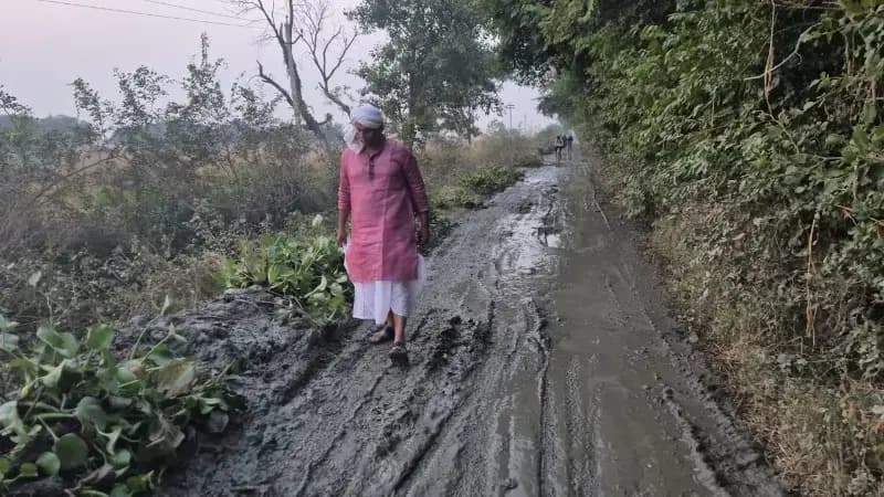 Chandauli News: नहर का कीचड़ गिरने से माधोपुर मार्ग अवरुद्ध, ग्रामीणों में आक्रोश, पूर्व विधायक ने सफाई की टाइमिंग को बताया संदिग्ध.