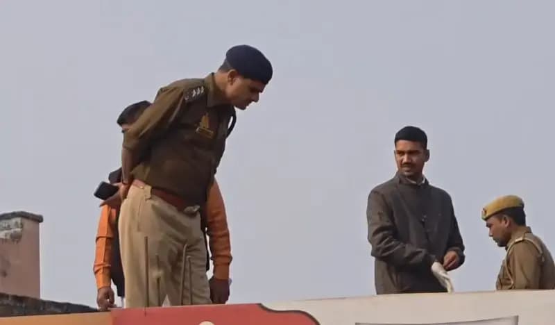 Chandauli News: चोरों ने ज्वेलरी शॉप में लगाई सेंध, 50 लाख के गहने चोरी, पुलिस व फॉरेंसिक टीम जांच में जुटी.