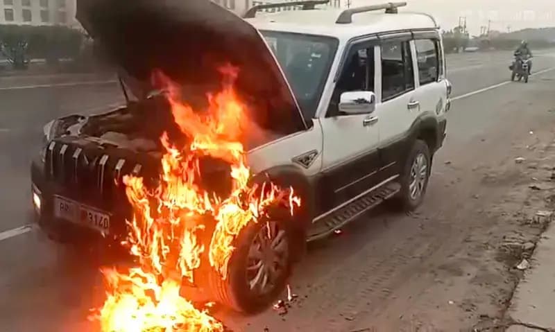 Chandauli News:चलती स्कॉर्पियो में लगी आग, देखते ही देखते बना आग का गोला, चालक की सूझबूझ से टला बड़ा हादसा.