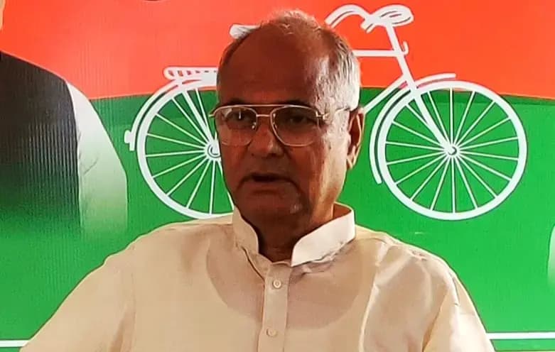 Chandauli News: 20 दिन बाद भी नहीं सुलझी दवा व्यापारी की हत्या की गुत्थी, पूर्व सपा सांसद ने उठाए गंभीर सवाल.