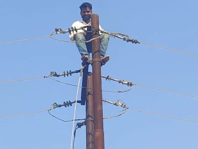 Sonbhadra News: संविदाकर्मी ने बिजली पोल पर चढ़कर किया आत्महत्या का प्रयास, पुलिस ने समझाकर नीचे उतारा.