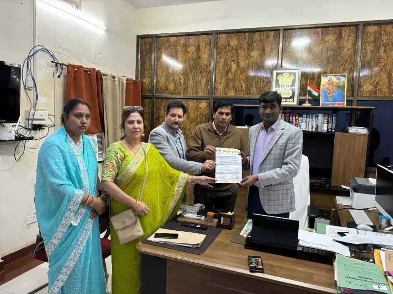 Chandauli News: मिशिनरी स्कूल में बिना अनुमति धन संग्रह का आरोप, विश्व हिन्दू परिषद ने एडीएम को सौंपा ज्ञापन.