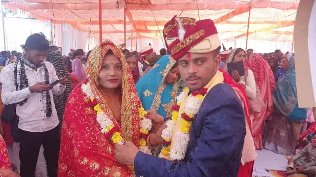 Chandauli News: एक मंच पर दो धर्म के 48 जोड़ों का हुआ विवाह, विधायक ने दिया आशीर्वाद.