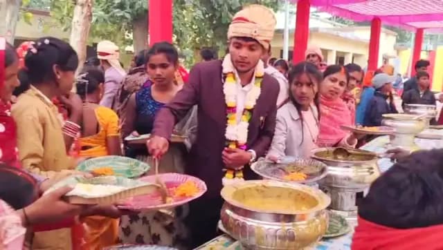 Chandauli News: मुख्यमंत्री सामूहिक विवाह में दूल्हे ने खुद परोसा भोजन, पेश किया अतिथि-सत्कार की अनूठी मिसाल.