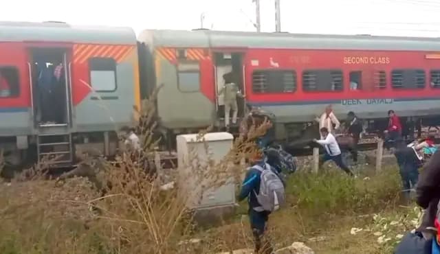 Chandauli News: मगध एक्सप्रेस में फायर इंस्टीग्यूसर फटने से मचा हड़कंप, धुएं से यात्रियों में भगदड़.