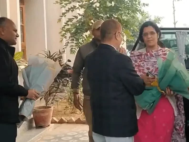 Sonbhadra News: खनन निदेशक माला श्रीवास्तव सोनभद्र पहुंचीं, खनन क्षेत्र में पसरा सन्नाटा.