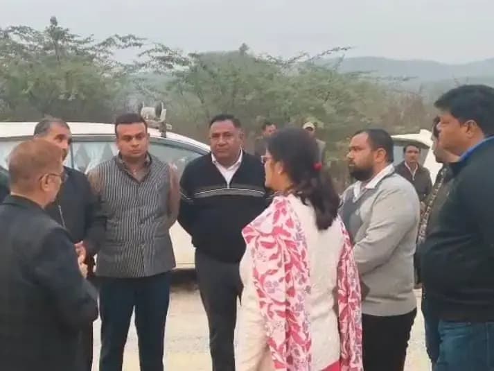 Sonbhadra News: खनन निदेशक माला श्रीवास्तव ने किया बिल्ली मारकुंडी क्षेत्र का दौरा, पसरा रहा सन्नाटा.