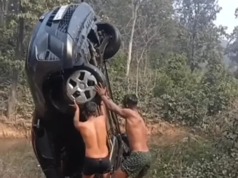 Sonbhadra News: नियंत्रण खोने से तालाब में गिरी कार, चालक समेत महिला और बच्चा कार में थे सवार.