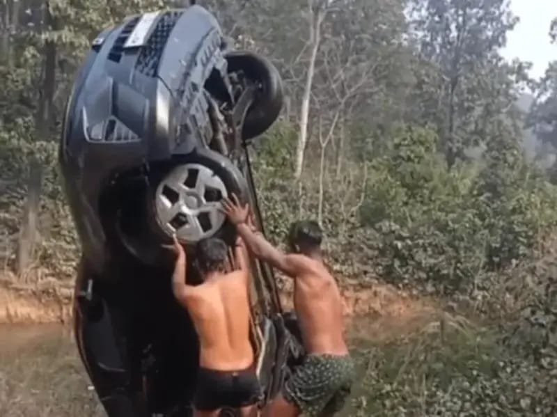 Sonbhadra News: नियंत्रण खोने से तालाब में गिरी कार, चालक समेत महिला और बच्चा कार में थे सवार.