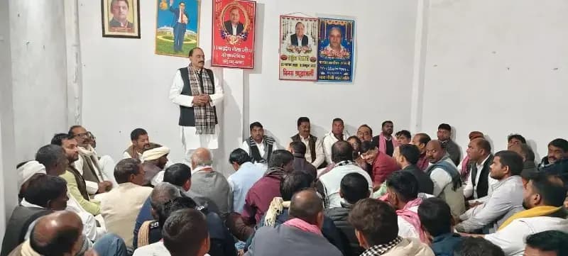 Chandauli News: सपा विधायक ने कहा, बूथ पर पहुंचकर छूटे मतदाताओं का नाम सूची में दर्ज कराएं सपा कार्यकर्ता.