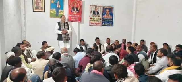 Chandauli News: सपा विधायक ने कहा, बूथ पर पहुंचकर छूटे मतदाताओं का नाम सूची में दर्ज कराएं सपा कार्यकर्ता.