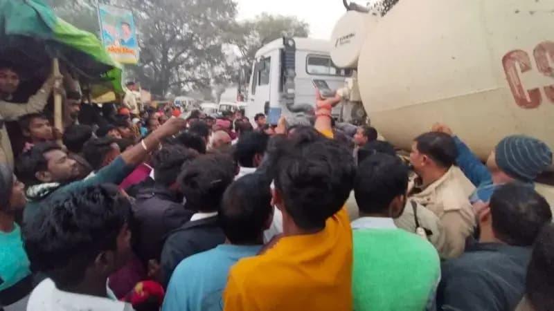 Chandauli News: मिक्सर वाहन की टक्कर से बुजुर्ग की मौत, मुआवजे की मांग पर पांडेपुर बाजार में हंगामा.