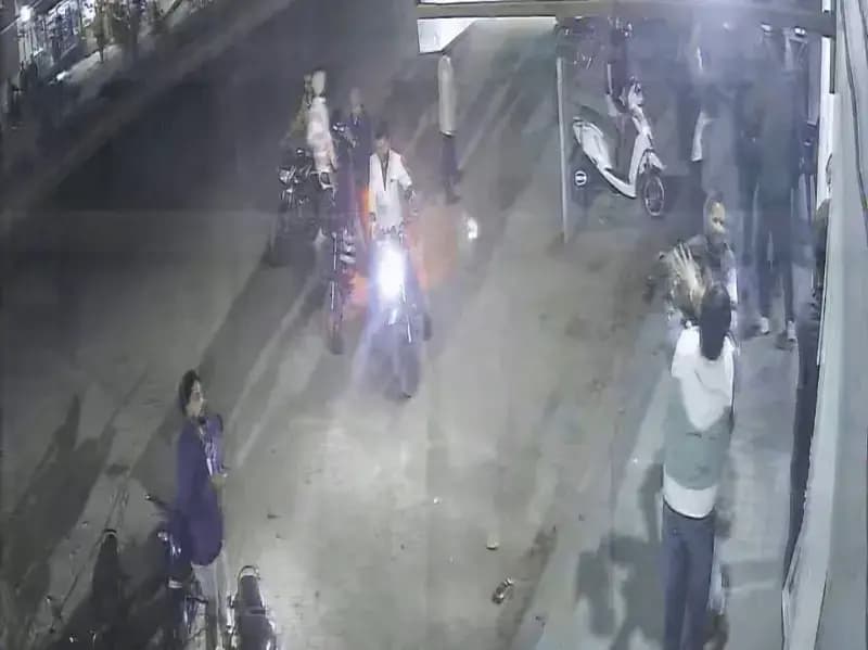 Sonbhadra News: चखना के पैसे मांगने पर दुकानदार को पीटा, सीसीटीवी फुटेज सामने आने के बाद हरकत में आई पुलिस.