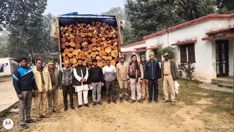 Sonbhadra News: 10 टन खैर लकड़ी जब्त, अंतरराज्यीय गिरोह के दो सदस्य पकड़े गए, आधा दर्जन फरार.