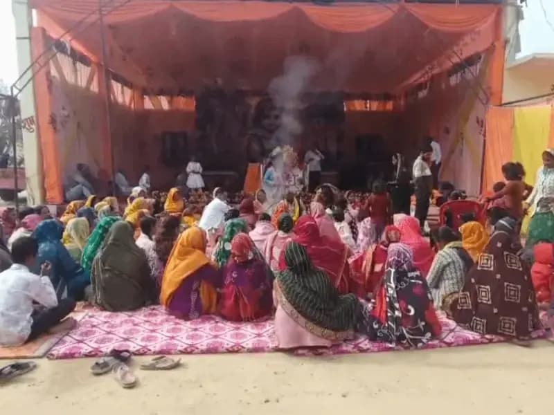 Sonbhadra News: सोनेश्वर महादेव मंदिर परिसर में आयोजित श्रीमद्भागवत कथा का भव्य समापन, विशाल भंडारे का आयोजन.