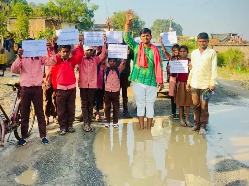 Sonbhadra News: चोपन-कुड़ारी मार्ग जर्जर, राहगीर-छात्र परेशान, अगोरी खास के बिजौरा में सड़क क्षतिग्रस्त, प्रशासन ने नहीं ली सुध.
