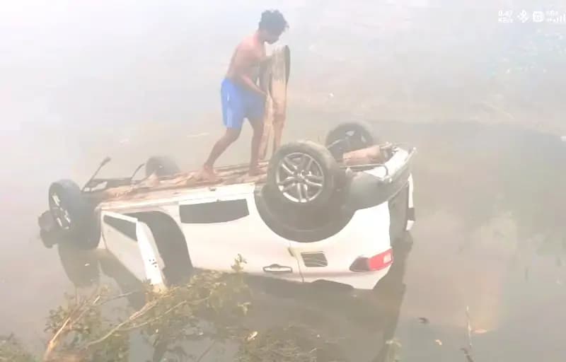Chandauli News: अनियंत्रित कार सड़क किनारे तालाब में पलटी, ग्रामीणों ने बचाई कार सवार लोगों की जान.