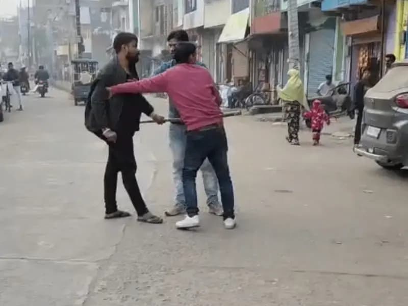 Sonbhadra News: मनबढ़ युवक ने नगर पंचायत चौकीदार की लाठी से की पिटाई, वीडियो वायरल होने के बाद हरकत में आई पुलिस.