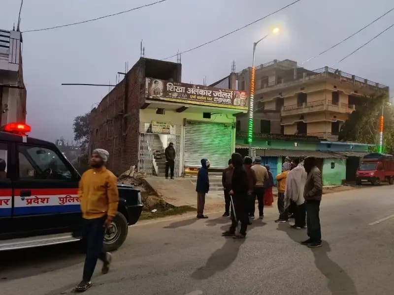 Sonbhadra News: ज्वेलरी शॉप का शटर तोड़कर चोरी, करीब 3 लाख के आभूषण ले उड़े चोर, लोगों में आक्रोश.