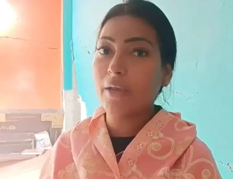 Chandauli News: इलेक्ट्रिक वायर के जरिए विस्फोटक लगाकर किया गया किन्नर के घर में बम धमाका.