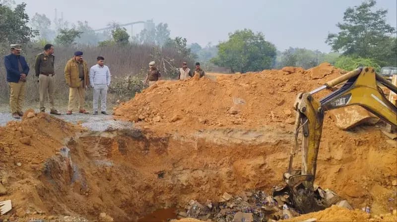 Sonbhadra News: पुलिस ने 14,311 लीटर अवैध शराब नष्ट की, मजिस्ट्रेटीय समिति की मौजूदगी में 'ऑपरेशन क्लीन' के तहत कार्रवाई.