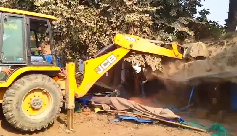 Chandauli News: बिना लाइसेंस चल रही मीट मुर्गा दुकानों पर चला बुलडोजर, प्रशासन की सख्त कार्रवाई.