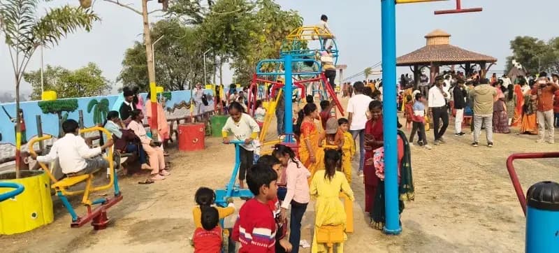 Sonbhadra News: काली मंदिर पार्क में नववर्ष पर उमड़ा जनसैलाब, उत्साहपूर्ण माहौल में हुई लुफ्त उठाने वाली प्रतियोगिता.