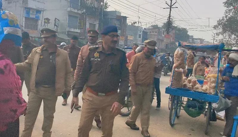 Chandauli News: नगर भ्रमण के दौरान नवागत सीओ ने जीटी रोड पर अतिक्रमणकारियों को दी चेतावनी.