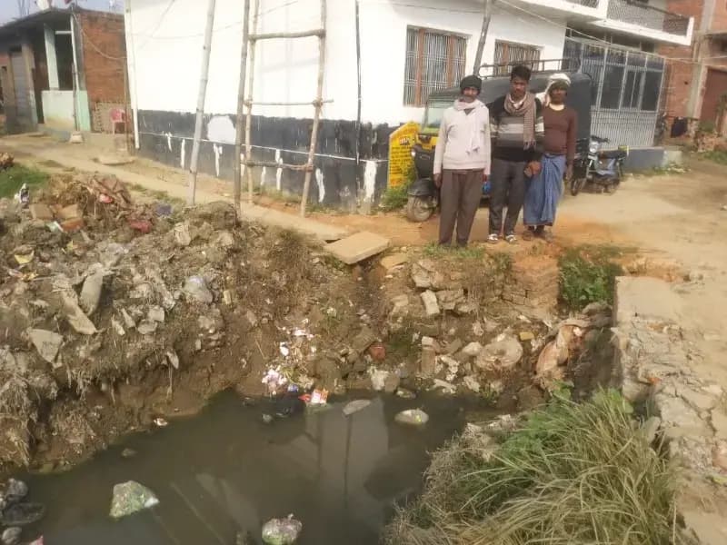 Chandauli News: नहर की सफाई न होने से किसानों में आक्रोश.