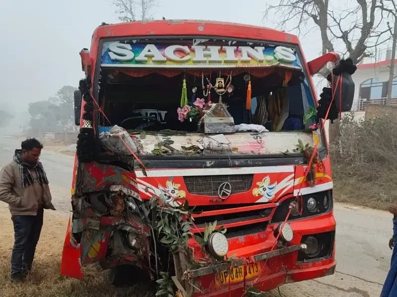 Sonbhadra News: कोहरे के कारण अनियंत्रित होकर पेड़ से टकराई यात्री बस, टला बड़ा हादसा.