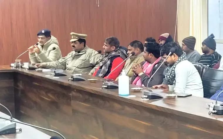 Chandauli News: सड़क हादसों पर लगाम के लिए पुलिस की पहल, एनएच के पेट्रोल पंप व ढाबा संचालकों के साथ कि बैठक.