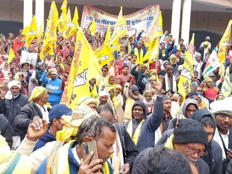 Sonbhadra News: गोंड़वाना गणतंत्र पार्टी का जन आंदोलन और विरोध प्रदर्शन, कंपनियों के प्रोजेक्ट के खिलाफ आदिवासियों का प्रदर्शन.
