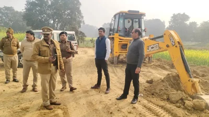 Chandauli News: गंगा किनारे अवैध खनन कर रहे जेसीबी को पुलिस ने पकड़ा, चालक गिरफ्तार.