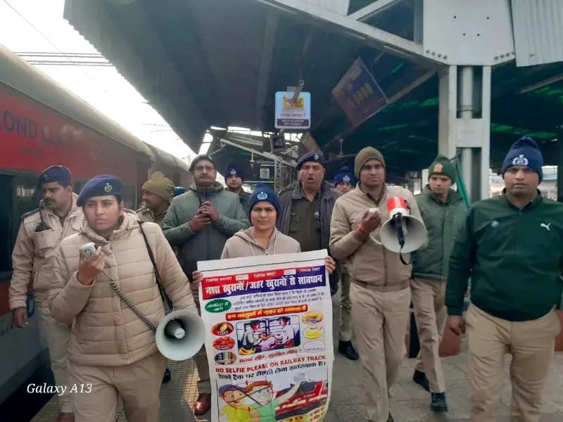 Chandauli News: आरपीएफ ने चलाया जागरूकता अभियान, यात्रियों को सुरक्षा के प्रति किया सतर्क.