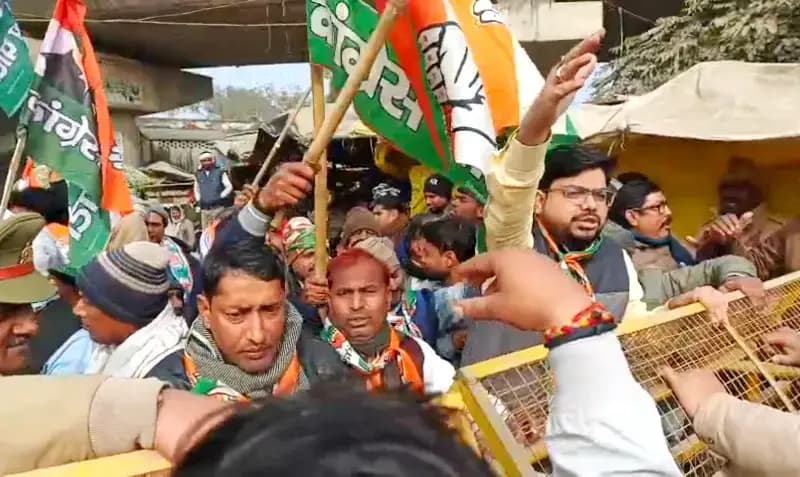 Chandauli News: बिगड़ती कानून व्यवस्था और एसपी को हटाने की मांग को लेकर कांग्रेसियों का प्रदर्शन.