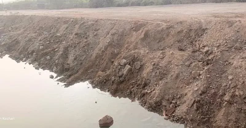 Chandauli News: नहर में पानी छोड़ते ही नहर लाइनिंग धंसी, करोड़ो के निर्माण गुणवत्ता पर उठे सवाल.