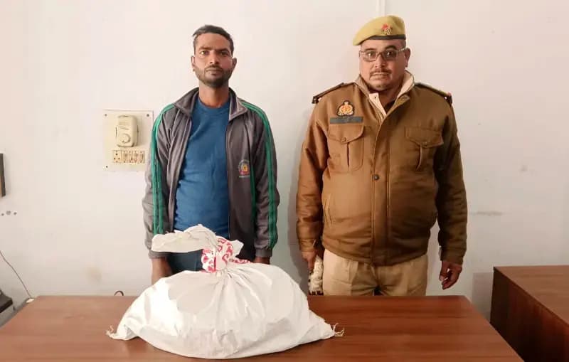 Chandauli News: दो अलग-अलग स्थानों से गांजा तस्कर गिरफ्तार, बलुआ पुलिस की बड़ी कार्रवाई.