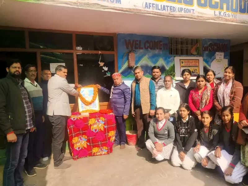 Chandauli News: किड्स पब्लिक स्कूल में श्रद्धापूर्वक मनाई गई विवेकानंद जयंती.