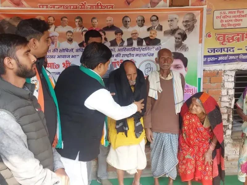 वृद्धाश्रम में कंबल बांटकर मनाया कांग्रेस ने प्रियंका गांधी का जन्मदिन, पार्टी के नीतियों पर की गईं चर्चा.