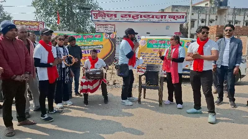 Chandauli News: नुक्कड़ नाटक का मंचन कर यातायात नियमों के प्रति किया गया जागरूक.