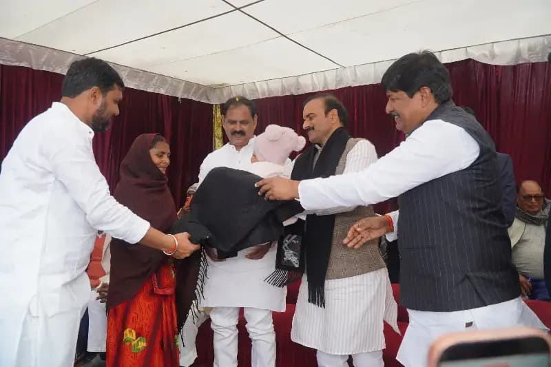 Chandauli News: कड़ाके की ठंड में असहाय और जरूरतमंद परिवारों को मिली राहत.