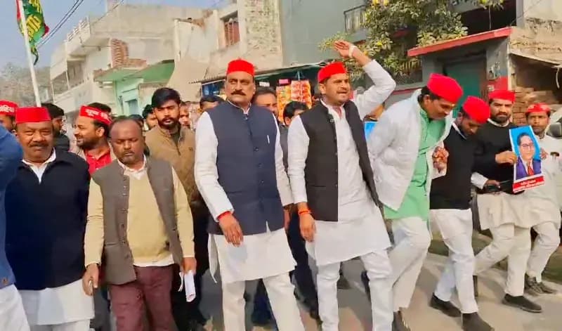 Chandauli News: सीएम योगी को ज्ञापन देने जा रहे सपाइयों को पुलिस ने रोका, हुआ हंगामा.