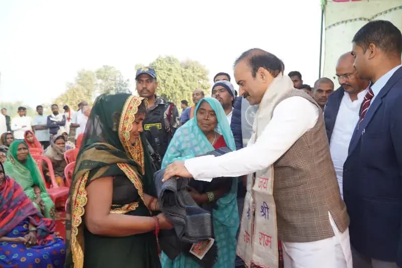 Chandauli News: ठंड से राहत के लिए सैयदराजा विधायक ने जरूरतमंदों में बांटे कंबल.