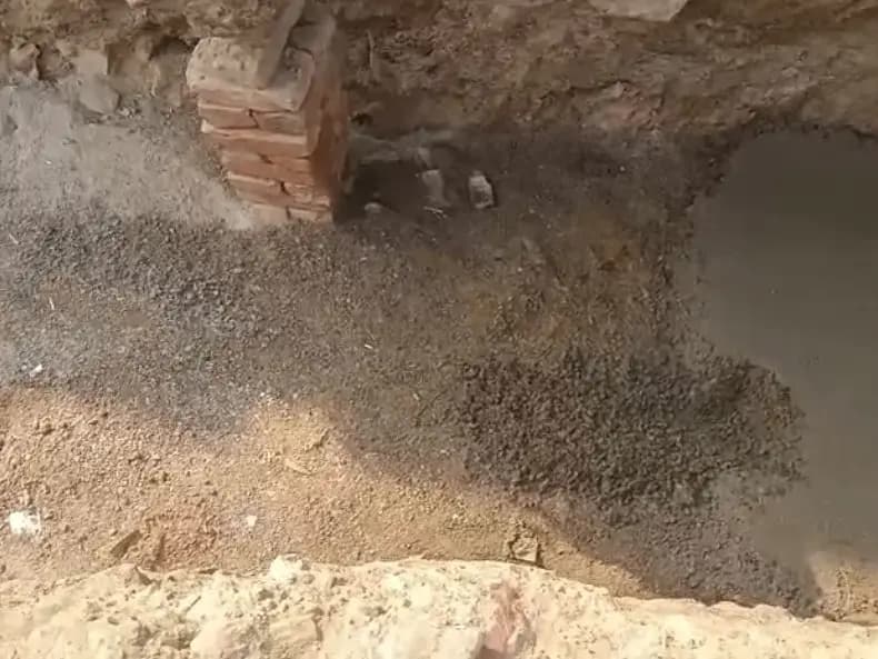 Sonbhadra News: बिल्ली मारकुंडी में नाली निर्माण पर सवाल, ग्रामीणों ने गुणवत्ताहीन कार्य का लगाया आरोप, सरकारी धन के दुरुपयोग की चर्चा.