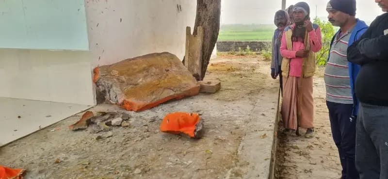 Chandauli News: हनुमान मंदिर की प्राचीन प्रतिमा तोड़े जाने से तनाव, पुलिस ने संभाली स्थिति.