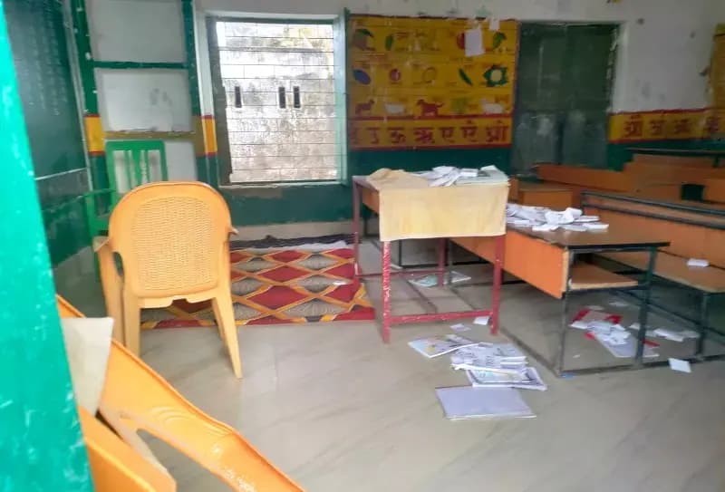 Chandauli News: कम्पोजिट विद्यालय करनाल में तोड़फोड़, पंखे व अभिलेख क्षतिग्रस्त.